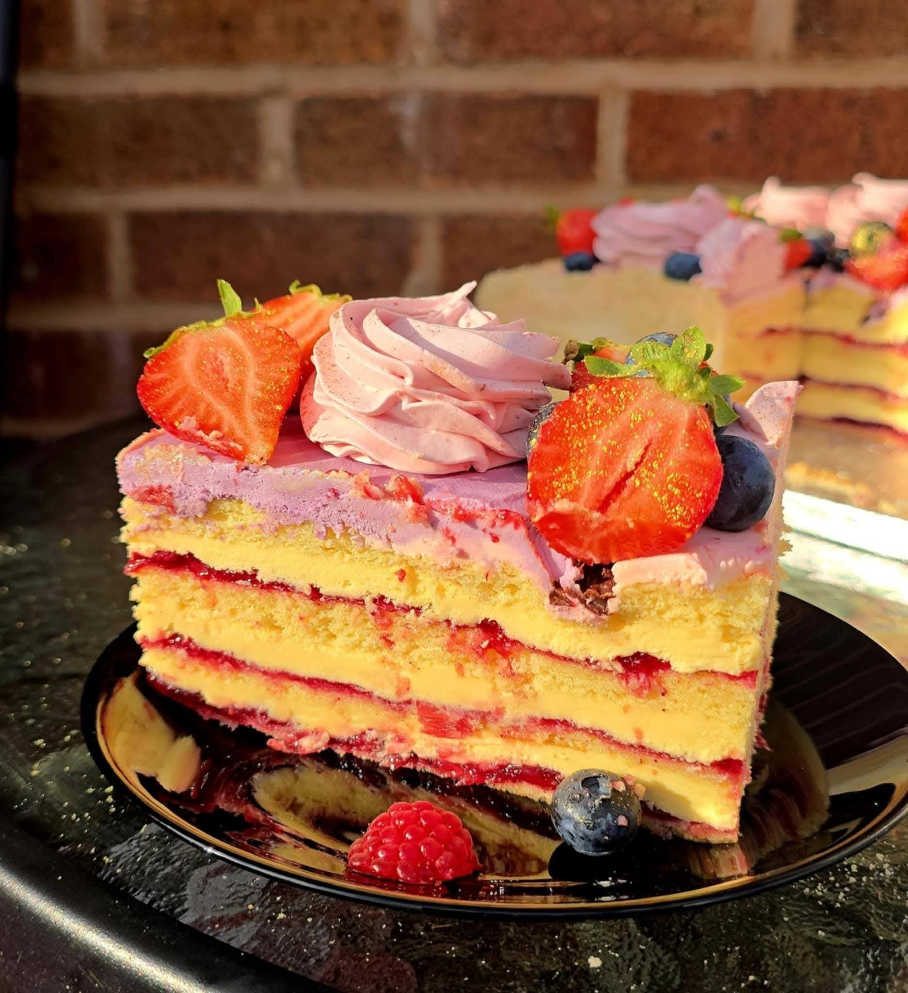 Mājas kūka ar vārīto krēmu