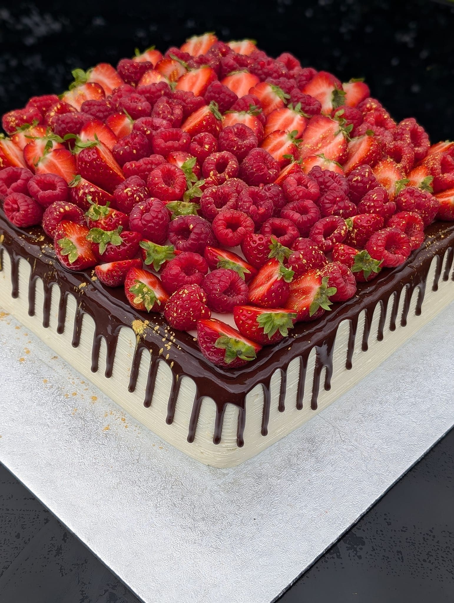 Mango - zemeņu kūka