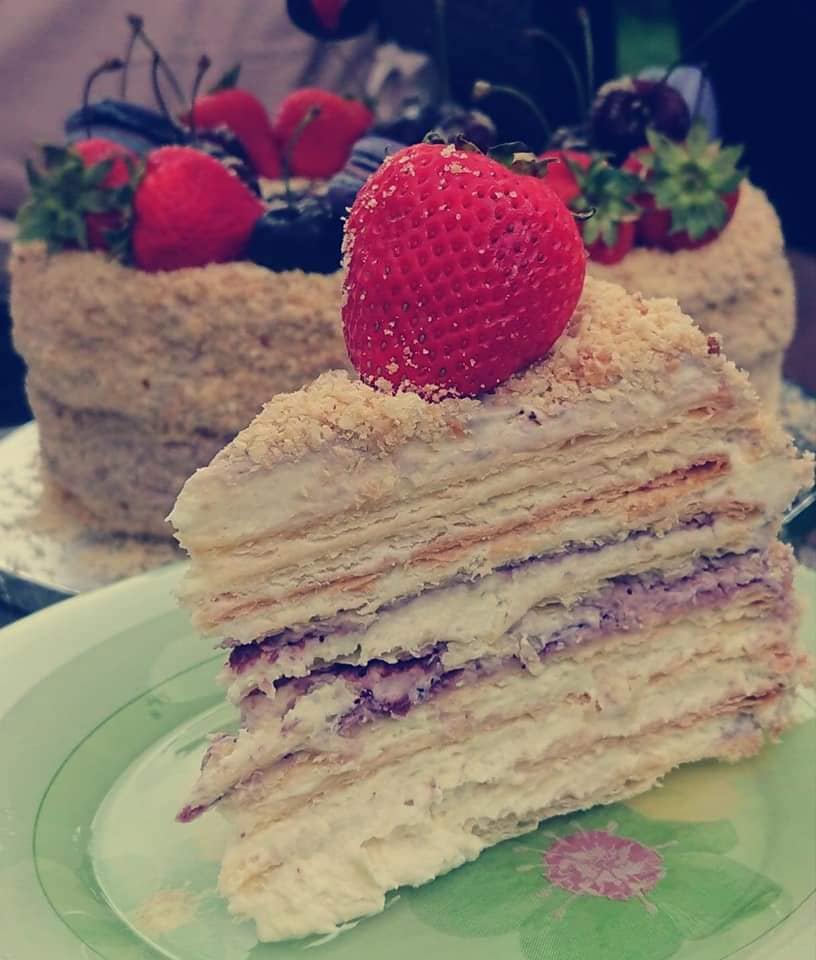 Napoleons ar vārīto krēmu un saldo krējumu